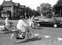 842780 Afbeelding van de onveilige verkeerssituatie voor fietsers op de kruising Singel (voorgrond) - Westdam (rechts) ...